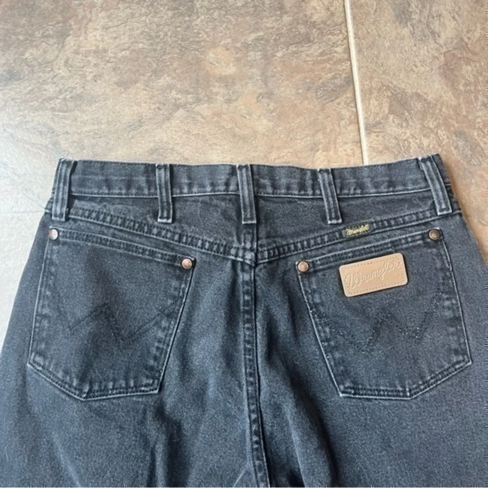 Wrangler 33x32 Black Distressed Straight Leg Jeans Men’s Denim
